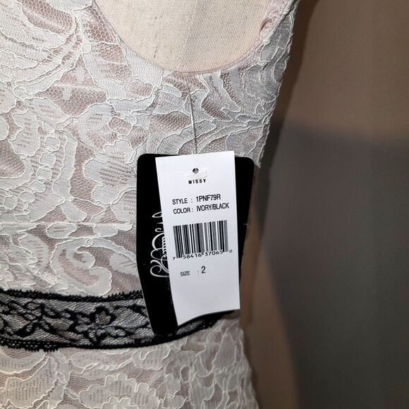 JAX Two Toned Ivory/Black Lace Fitted Dress with Lace Belt Size 2 - Picture 2 of 9